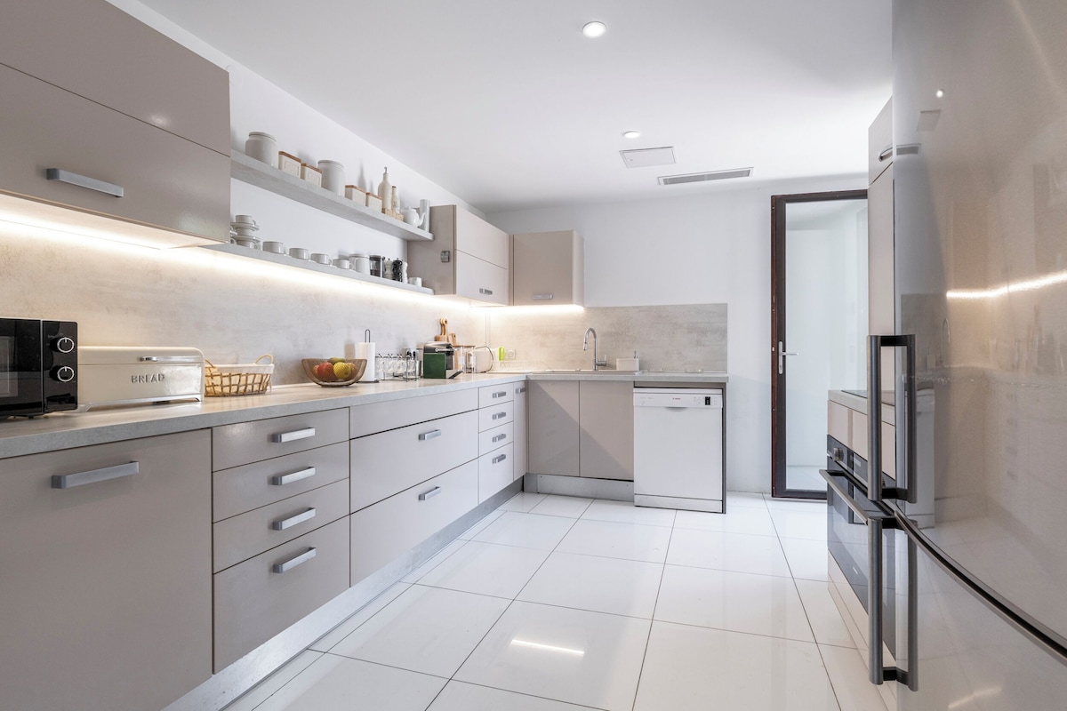 Exclusive Riviera Villa 2